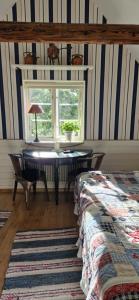 A bed or beds in a room at Aplagårdens vingård