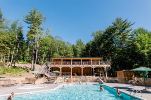 Bazén v ubytování Huttopia Lake George - Adirondacks nebo v jeho okolí