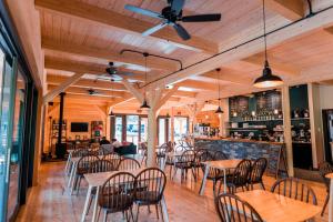 Restaurace v ubytování Huttopia Lake George - Adirondacks