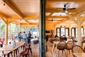 Restaurace v ubytování Huttopia Lake George - Adirondacks