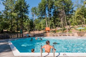 Bazén v ubytování Huttopia Lake George - Adirondacks nebo v jeho okolí