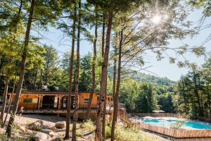 Bazén v ubytování Huttopia Lake George - Adirondacks nebo v jeho okolí