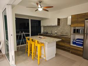 Kuchyň nebo kuchyňský kout v ubytování Resort Playa Azul Departamentos
