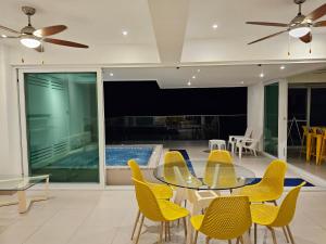 Bazén v ubytování Resort Playa Azul Departamentos nebo v jeho okolí