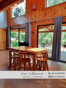 - une salle à manger avec une table et des chaises en bois dans l'établissement Cabaña 2 Vive Villarrica, à Villarrica