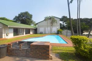 einen Pool im Hof eines Hauses in der Unterkunft Kingston Estate 112 by HostAgents in Ballito