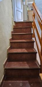 un escalier avec une porte dans un bâtiment dans l'établissement Casa Luz, à Agaete