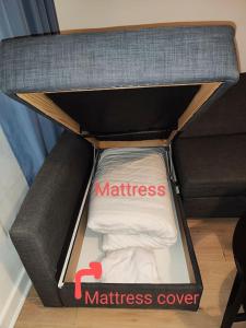 een klein bed met een matras bij Studio entier avec balcon - Tour et Taxis in Brussel