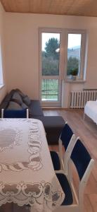 un soggiorno con un tavolo e un divano di Górski Zakątek a Meszna