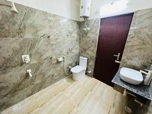 Koupelna v ubytování Sheela Homestay + 15 fotografií