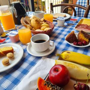 einen Tisch mit Frühstückszutaten und einer Tasse Kaffee in der Unterkunft Hotel Barroco Mineiro in Ouro Preto