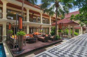 バンコクにあるThe Sukosol Hotelのプール付きリゾートの外観