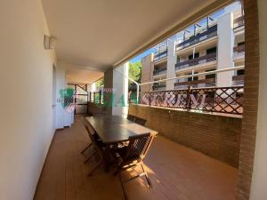 een eetkamer met een tafel en een balkon bij AGOS in San Vincenzo