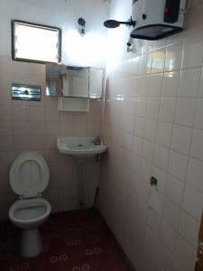 a small bathroom with a toilet and a sink at Casa, quincho, garage y parque.apta 10 personas in Mar del Plata