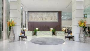 バンコクにあるThe Sukosol Hotelの建物内の椅子とテーブルが置かれたロビー +148枚の写真