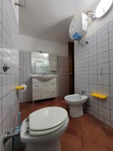 バリ・サルドにあるLa Casa Rosaのバスルーム(トイレ、洗面台付)