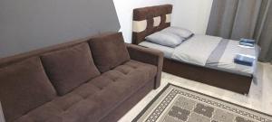 sala de estar con sofá y cama en VIP Apartments 35 en Úzhgorod