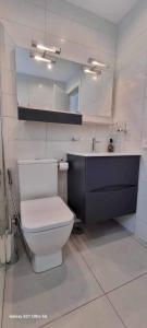 een badkamer met een wit toilet en een wastafel bij Beril D17 in Adeje