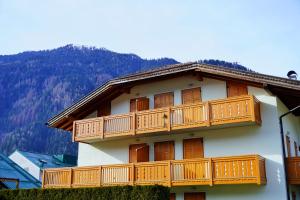 un edificio con balcones de madera en un lateral en Bellissimo appartamento a Pinzolo en Pinzolo