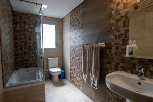 Koupelna v ubytování Luxurious NEW CAIRO Mirage City 1 BRD Apartment + 24 fotografií