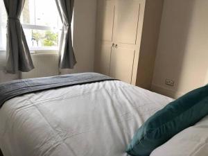 ein Bett in einem Schlafzimmer mit einem Fenster und einem Bett sidx sidx sidx in der Unterkunft Eurostar Budget Rooms - Next to Kings Cross & Eurostar Train Station in London