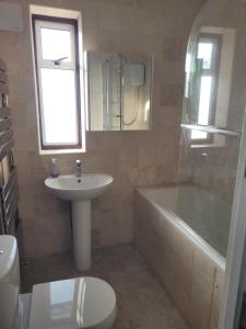Bilik mandi di Silvertree Lodge - 2 double bed flat with parking +3 gambar