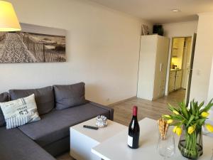 - un salon avec un canapé et une table dans l'établissement Apartment 35 im Haus Villa Anna, à Sankt Peter-Ording