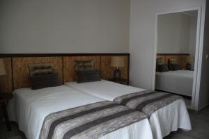 En eller flere senge i et værelse på Vila Mar