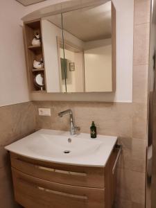 ein Bad mit einem Waschbecken und einem Spiegel in der Unterkunft Ruhepol in Villingen-Schwenningen