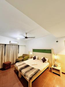 ein Schlafzimmer mit einem großen Bett in einem Zimmer in der Unterkunft Hotel Twins Residency in Thane