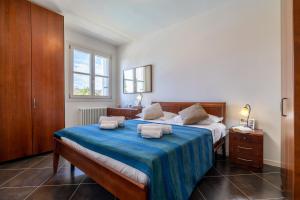 a bedroom with a bed with two towels on it at Corte Fasanella 25 - Gardagate in Toscolano Maderno