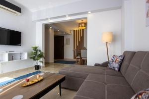 TV a/nebo společenská místnost v ubytování Luxurious NEW CAIRO Mirage City 1 BRD Apartment