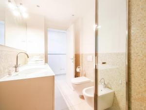 A bathroom at Stunning Apartment With An Amazing Terrace