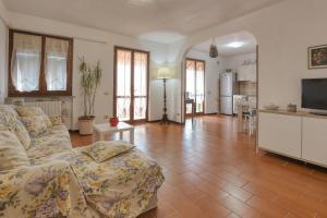 TV a/nebo společenská místnost v ubytování Appartamento Sole d'Estate