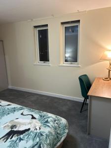 a room with a bed and three windows at Luxury 2 Bedroom Apartment around LCY Airport in London