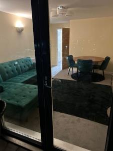 a living room with a couch and a table at Luxury 2 Bedroom Apartment around LCY Airport in London