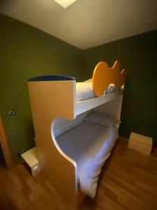 una camera per bambini con letto a castello di Mountain Apartments Tarvisio a Tarvisio