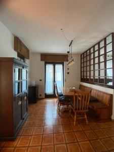 cocina con mesa y sillas en una habitación en Mountain Apartments Tarvisio, en Tarvisio