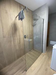 una doccia con porta in vetro in bagno di Mountain Apartments Tarvisio a Tarvisio