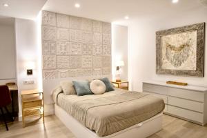 a bedroom with a bed and a painting on the wall at Cathedral Boutique by Lugo Collection in Lugo