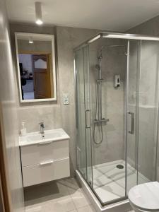 Et badeværelse på Nowa Villa Zosieńka darmowy free PARKING + 9 billeder