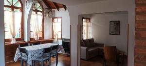 埃斯克爾的住宿－Aljaba，用餐室以及带桌椅的起居室。