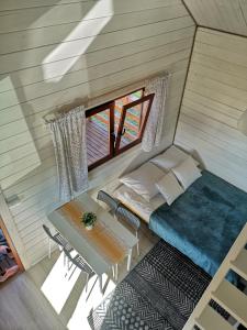 una vista aérea de un dormitorio en una casa pequeña en Wielewski Zakątek, en Wiele