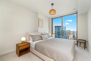 - une chambre avec un lit et une grande fenêtre dans l'établissement Sky Ala Moana 4005 condo, à Honolulu