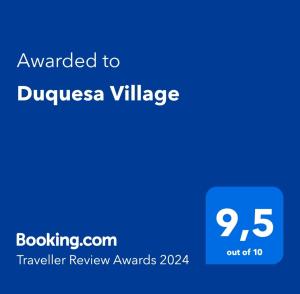 Ett certifikat, pris eller annat dokument som visas upp på Duquesa Village