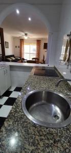 cocina con fregadero en la encimera en Apartamento en la Cala del Moral, en Cala del Moral