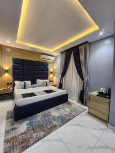 1 dormitorio grande con 1 cama grande y 1 alfombra en Atlantic Palms Suites, en Lekki