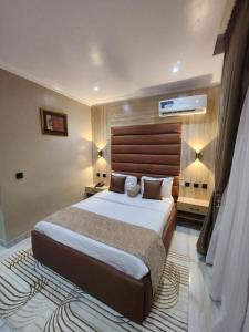 Кровать или кровати в номере Atlantic Palms Suites