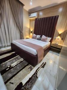 una habitación de hotel con una cama grande en una habitación en Atlantic Palms Suites, en Lekki