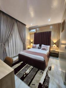 1 dormitorio con 1 cama grande en una habitación en Atlantic Palms Suites, en Lekki